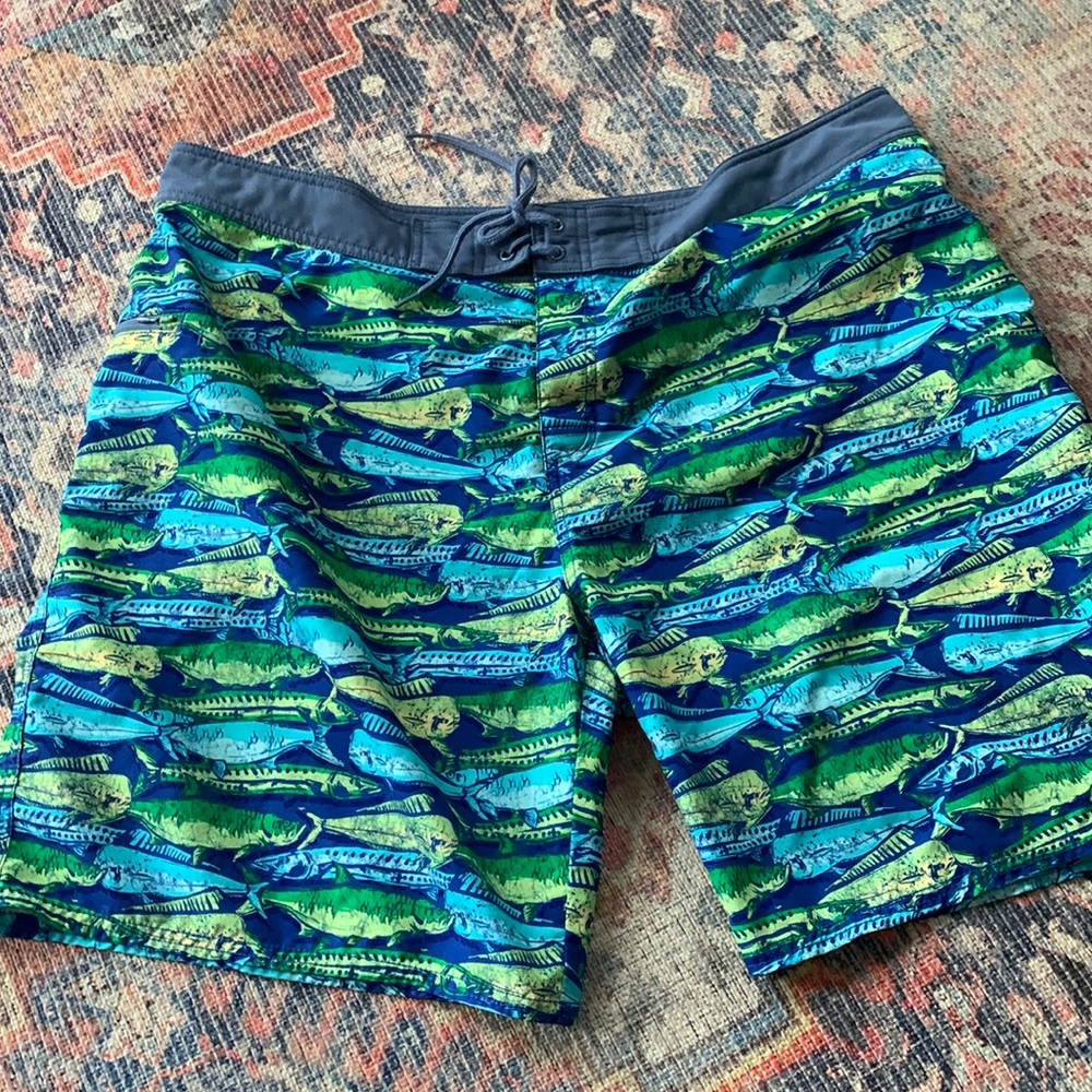Vineyard Vines men’s size 42 fish swim trunks 🐟
